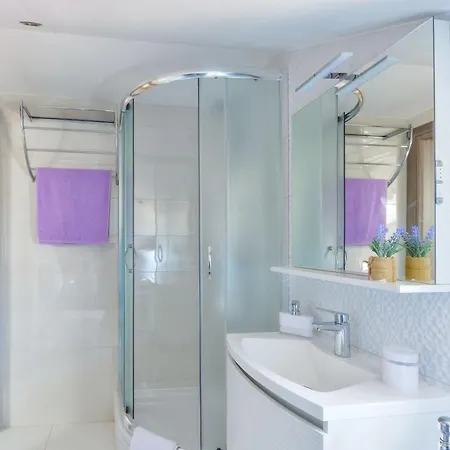 Crystal Apartment *