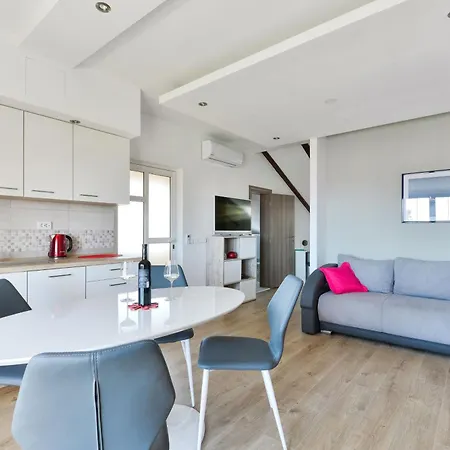 Crystal Apartment Vir